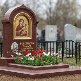 Мемориал с мозаичной иконой из лезниковского гранита