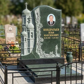 Комбинированный памятник часовня с резными розами и свечой