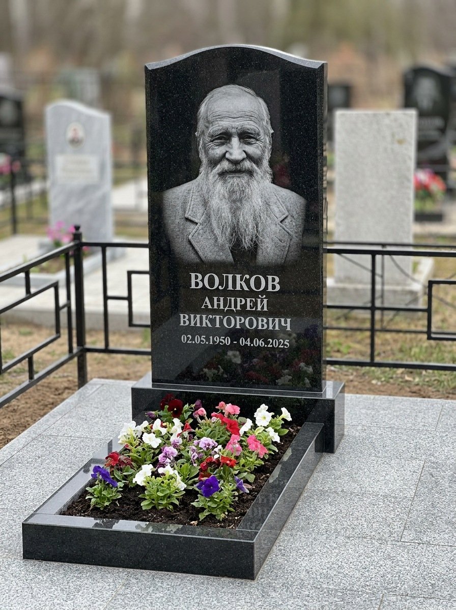 Портрет на памятнике в Иркутске — Старый снимок восстановили, портрет по грудь — гравировка